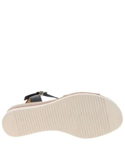 Sandales en cuir noires à talon compensé avec une boucle à ardillon