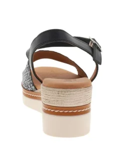 Sandales en cuir noires à talon compensé avec une boucle à ardillon