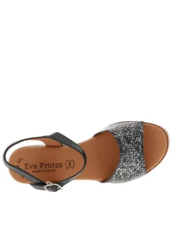 Sandales en cuir noires à talon compensé avec une boucle à ardillon