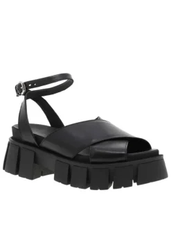 Sandales en cuir noir à semelle chunky fermées par boucle à ardillon