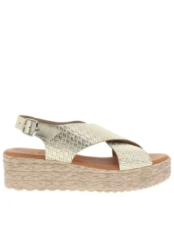Sandales en cuir or avec un talon compensé et une boucle à ardillon