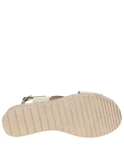 Sandales en cuir or avec un talon compensé et une boucle à ardillon
