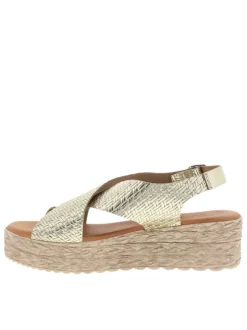 Sandales en cuir or avec un talon compensé et une boucle à ardillon