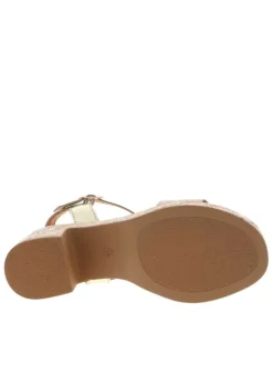 Sandales en cuir or à talon décroché moyen avec une boucle à ardillon