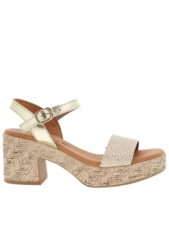 Sandales en cuir or à talon décroché moyen avec une boucle à ardillon