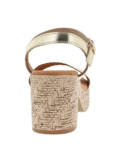 Sandales en cuir or à talon décroché moyen avec une boucle à ardillon