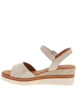 Sandales en cuir sable avec un talon compensé et une boucle à ardillon
