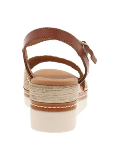 Sandales en cuir tan à talon compensé avec une boucle à ardillon