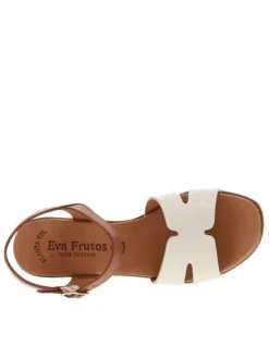 Sandales en cuir tan à talon décroché moyen avec une boucle à ardillon
