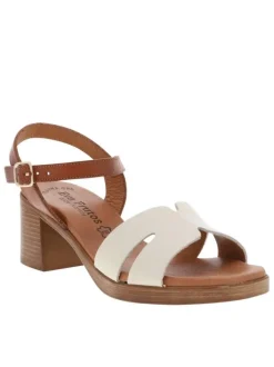 Sandales en cuir tan à talon décroché moyen avec une boucle à ardillon