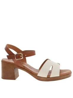 Sandales en cuir tan à talon décroché moyen avec une boucle à ardillon