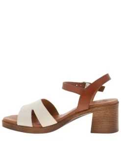 Sandales en cuir tan à talon décroché moyen avec une boucle à ardillon