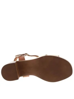 Sandales en cuir tan à talon décroché moyen avec une boucle à ardillon