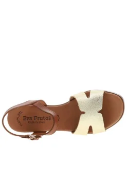 Sandales en cuir tan à talon décroché moyen avec une boucle à ardillon