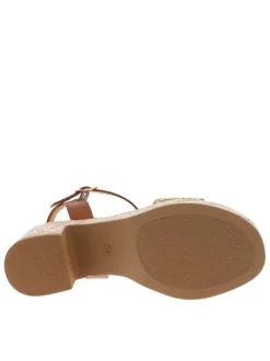 Sandales en cuir tan à talon décroché moyen avec une boucle à ardillon