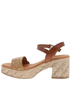 Sandales en cuir tan à talon décroché moyen avec une boucle à ardillon
