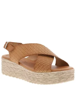 Sandales en cuir tan à talon plateforme avec une boucle à ardillon