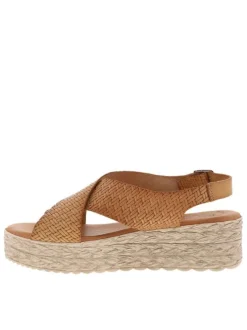 Sandales en cuir tan à talon plateforme avec une boucle à ardillon