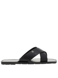 Sandales noires à talon plat avec marque imprimée sur la semelle