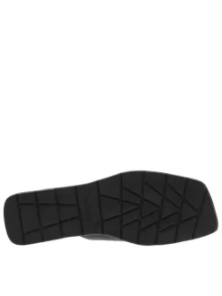 Sandales noires à talon plat avec marque imprimée sur la semelle