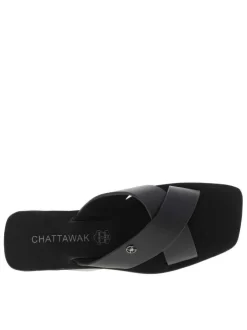 Sandales noires à talon plat avec marque imprimée sur la semelle