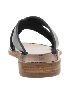 Sandales noires à talon plat avec marque imprimée sur la semelle