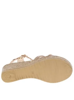 Sandales or roses avec des sangles à strass et à talon compensé