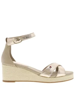 Sandales or roses à talon compensé et à boucle à ardillon à la cheville