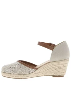 Sandales taupe avec des fleurs brodées à l'avant et à talon compensé