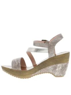 Sandales taupe avec des reflets or à talon compensé haut et à boucle à ardillon