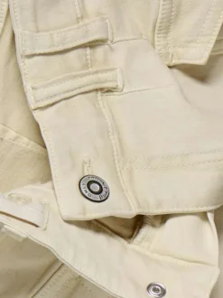 Short Cargo en coton mélangé écru uni avec poches à rabats sur les côtés