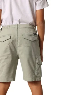 Short cargo en coton vert sauge uni à coupe regular fit avec des poches à rabat