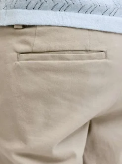 Short chino en coton beige uni pourvu de passants pour la ceinture
