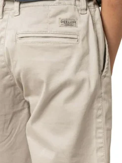 Short chino en coton écru uni pourvu de multiples poches et d'une coupe droite