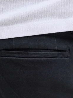 Short chino en coton marine uni pourvu de passants pour la ceinture