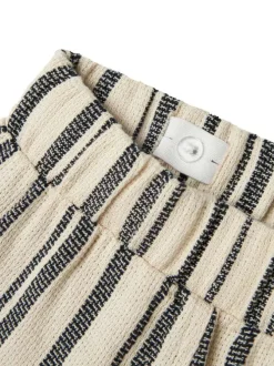 Short chino en coton mélangé beige à rayures avec une coupe droite