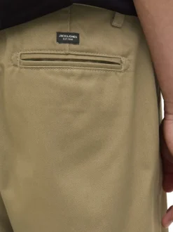 Short chino taupe uni avec un patch d'authenticité et une coupe droite