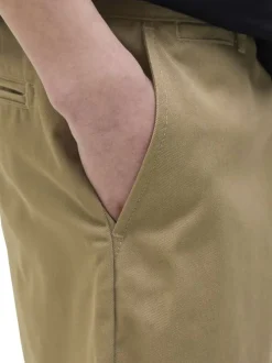 Short chino taupe uni avec un patch d'authenticité et une coupe droite