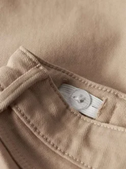 Short en coton beige uni pourvu d'une coupe droite et d'une taille ajustable
