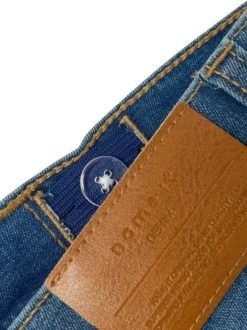 Short en coton biologique mélangé bleu uni avec une coupe droite