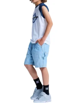 Short en coton bleu uni pourvu de multiples poches et d'une coupe baggy