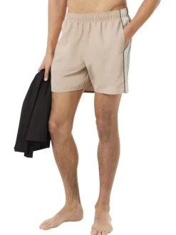 Short beige à coupe ajustée pourvu d'une taille élastiquée froncée