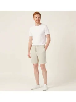 Short beige côtelé pourvu d'une taille élastiquée avec cordon de serrage