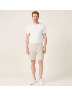 Short beige côtelé pourvu d'une taille élastiquée avec cordon de serrage