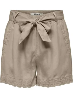 Short beige uni à coupe droite fluide avec une ceinture à nouer à la taille