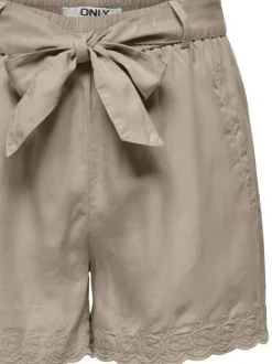 Short beige uni à coupe droite fluide avec une ceinture à nouer à la taille