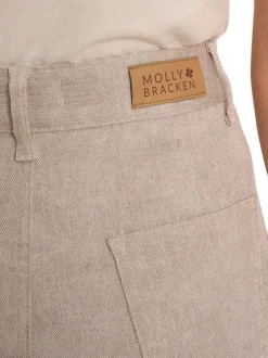 Short beige uni pourvu d'une coupe droite et de passants pour la ceinture