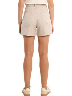 Short beige uni pourvu d'une coupe droite et de passants pour la ceinture