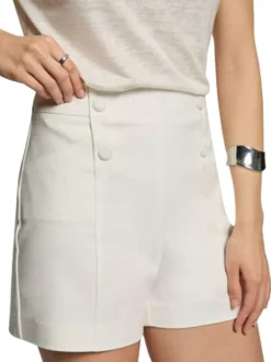 Short blanc uni à coupe droite avec des boutons décoratifs devant
