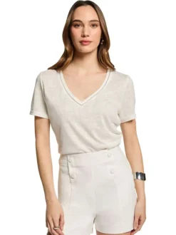 Short blanc uni à coupe droite avec des boutons décoratifs devant